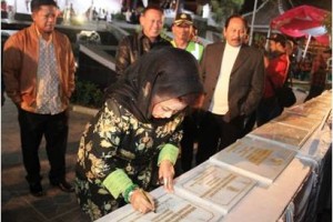 Bupati Kuningan saat meresmikan taman cirendang ditandai dengan penandatanganan prasasti.